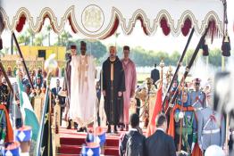 Image du Maroc Professionnelle de  Le Président de la République Fédérale du Nigéria, Muhammadu Buhari et Sa Majesté le Roi Mohammed VI, accompagné du Prince Héritier Moulay El Hassan et du Prince Moulay Rachid, écoutent les hymnes nationaux durant une cérémonie d'accueil officiel en l'honneur du Chef de l'Etat nigérian au Palais Royal de Rabat, le dimanche 10 juin 2018. Buhari effectue sa première visite officielle au Maroc. (Photo/ SPPR) via Jalilbounhar.com 